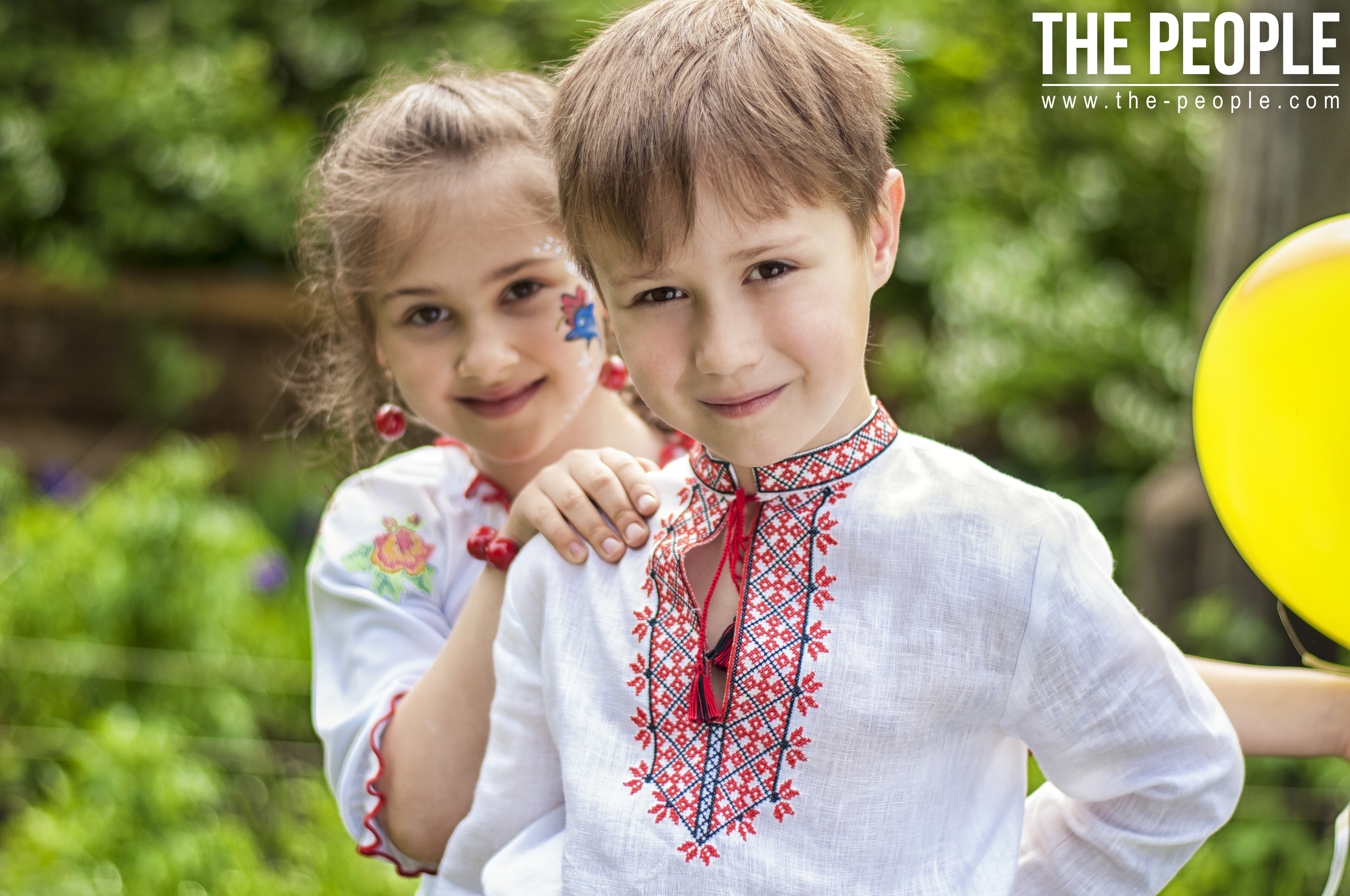Маленькие украинцы. Дети в славянской одежде. Двое детей с голубыми глазами в славянской одежде. Фото русских детей с вышивкой. Фото рідна мати.